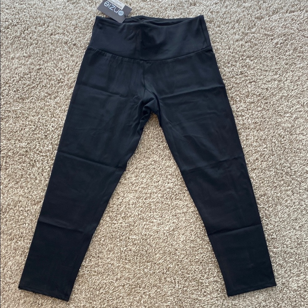 Onzie Yoga Black Capri leggings. Regular waist band 
Size XS. BNWT